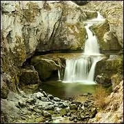 La rivière en fait le tour.