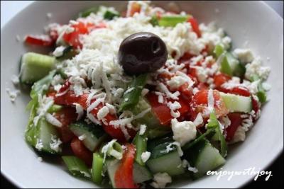 Commençons avec l'entrée : une salade spécialement bulgare ! Elle se nomme :
