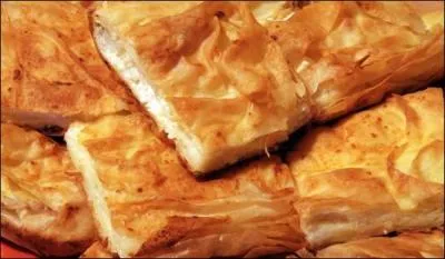 Maintenant, passons aux plats principaux. Ceci est fait avec de l'uf, du fromage et des feuilles Filo. Il s'agit de la délicieuse :