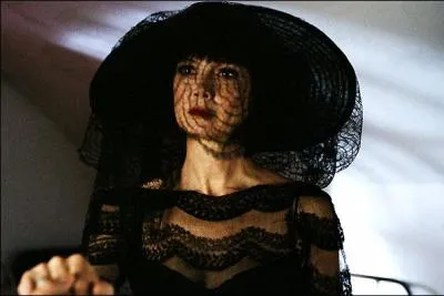 Dans le film 'Le Parfum de la dame en noir', qui est le détective amateur ?