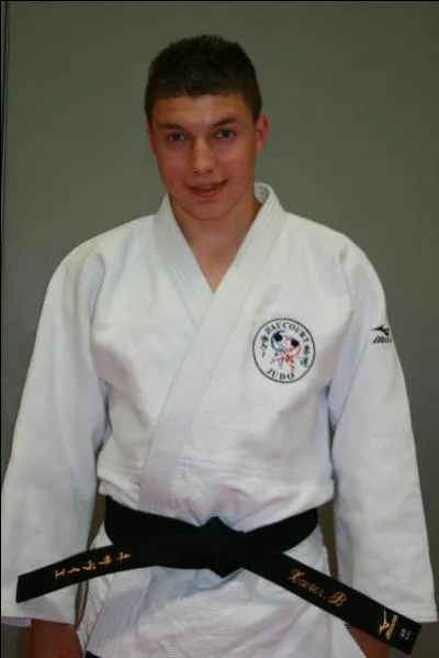 La ceinture noire au judo suit celle de quelle couleur ?