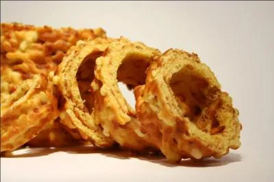 Confectionné pendant les soirées d'hiver dans les montagnes d'Allemagne, ce gâteau est surnommé « King of cakes » par les britanniques. En France, sous quel nom ce gâteau européen est-il connu ?