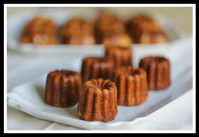 Ce gâteau parfumé à la vanille et au rhum se fabrique dans un moule en cuivre à cannelures et fait la fierté des bordelais. Que suis-je ?