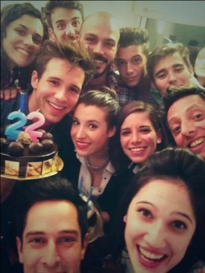 La troupe de Violetta s'est amusée à faire dire une fausse réplique à Damien Lauretta pour faire rire le public. Quelle était cette réplique alors que son personnage était censé faire une déclaration d'amour ?