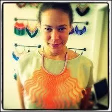 Comment s'appelle le père mystérieux de Karine ?