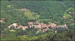 Voici une vue du village Ardéchois de Valgorge. Il se trouve en région ...