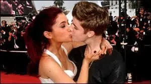 Qui est la plus jeune Justin ou Ariana ?