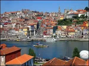 Le douro est un fleuve qui prend sa source en Espagne et arrose la ville de Porto.