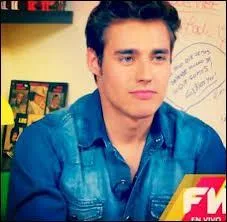 Avec qui Violetta sort-elle ?