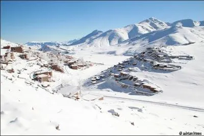 Comment se nomme la célèbre station de ski située aux portes de Marrakech ?