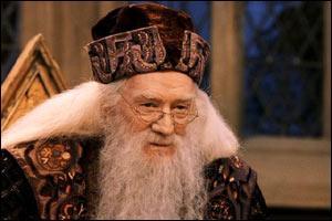 Quel objet, Dumbledore utilise-t-il au tout début du film, lorsqu'il arrive dans la ville de "Privet Drive" ?