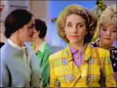 Deux mères de familles discutent devant l'école, en attendant la sortie des enfants, il est fortement question de biscuits au goût semble-t-il délicieux, et cette scène se termine par la réponse de Josiane : Tu peux t'brosser Martine !