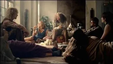 Dans une pièce, un groupe de hippies est en pleine discussion sur la menace que représente la société de consommation, et en particulier (horreur et putréfaction) la vente de chaussures en lignes, soudain un livreur débarque, avec devinez quoi, ben oui vous avez tout compris, des chaussures !