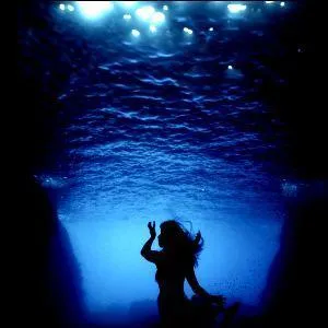 Descends nous visiter et entends nos paroles
Nous devons pour chanter être au-dessous du sol.
A présent, réfléchis, exerce ton esprit, 
Ce qui t'est le plus cher, nous te l'avons ravi, 
Pendant une heure entière il te faudra chercher
Si tu veux retrouver ce qu'on t'a arraché.
Après l'heure écoulée, renonce à tout espoir
Tes efforts seront vains car il sera trop tard.