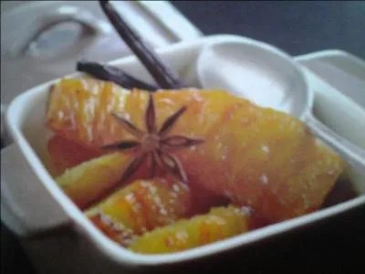 On a l'habitude de consommer ce fruit frais ou au sirop, mais en gratin, c'est une pure merveille. Vanille, beurre salé, cannelle, sucre et :