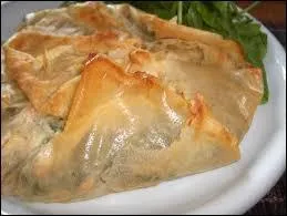 Disposez votre préparation de thon dans des feuilles de filo que vous glissez dans la cocotte. Rabattez les feuilles de filo sur le thon et mettez au four.
Cette recette est façon :