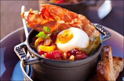 On sert cette préparation avec viandes ou poissons. Oignons, piments doux, huile d'olive, ail, tomates, thym, oeufs, piments d'Espelette.