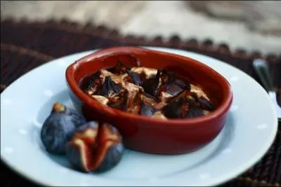 Jaunes d'oeufs, sucre, vanille, crème liquide, poudre d'amandes. Voilà un autre régal à base de :