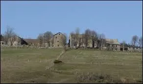 Peuplé de 55 habitants, le village Lozérien de Saint-Frézal-d'Albruges se situe en région ...