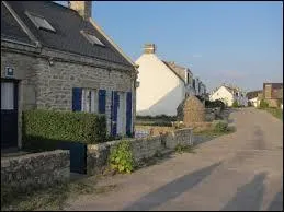 Nous partons sur l'Ile d'Hoedic. Cette île bretonne se situe dans le département ...