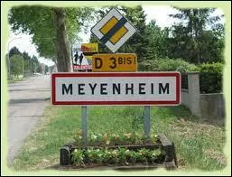 Nous entrons à Meyenheim. Village alsacien de l'arrondissement de Guebwiller, il se situe dans le département ...