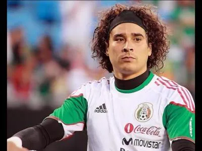 Un joueur de foot aux longs cheveux. C'est bien entendu le grand gardien...