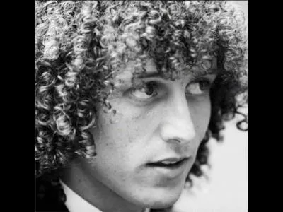 Il a des longs cheveux et il s'appelle...