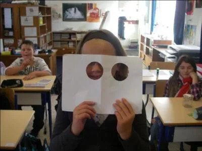 Quand vous n'avez pas 'Les yeux en face des trous', c'est que :