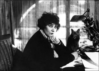 Colette, décédée le 3 août 1954 est la seule femme écrivain à laquelle la République ait accordé des obsèques nationales.