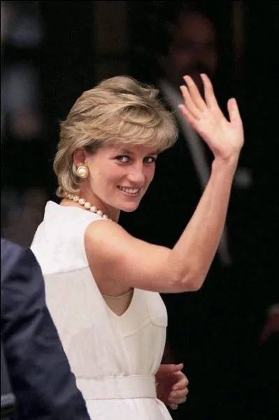 Lady Di est décédée le 31 août 1997 à la suite d'un accident de voiture dans le tunnel de l'Etoile à Paris.