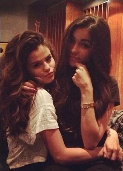 Comment s'appelle sa 1re chanson où apparaît Justin Bieber ?