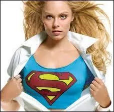 Quel(s) pouvoir(s) Kara a-t-elle que Clark n'a pas dans ses débuts ?