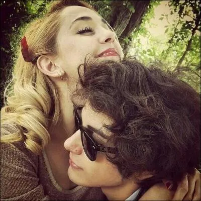 Dans la vraie vie, deux acteurs de la série sont en couple. Lesquels ?