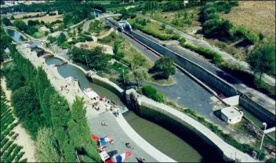 Les écluses de Fonserannes sont un ensemble de neuf écluses contiguës constituant un ouvrage majeur du canal du Midi. Dans quelle ville sont-elles situées ?