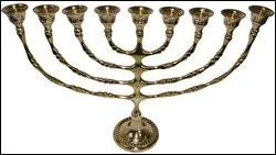 Comment s'appelle le chandelier à neuf branches utilisé par les juifs lors de la célébration de la fête des lumières ?