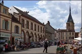 Nous déambulons dans les rues de la ville centriste de Senonches. Nous sommes dans le département ...