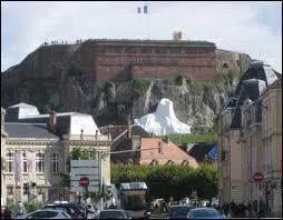 Je vous donne les mots lion et Territoire. Cela vous fait penser à la ville de ...