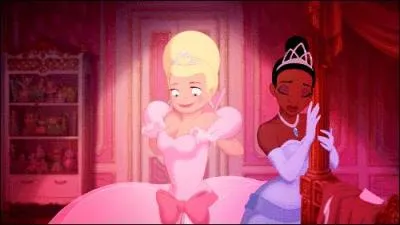Tiana, sans le faire exprès, renverse son stand et tache sa robe, sa meilleure amie décide de lui prêter...