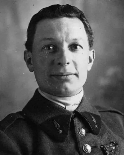 Choqué par une décision des chefs militaires français pour le défilé du 14 juillet 1919, l'aviateur Charles Godefroy choisit une façon spectaculaire pour protester. Quelle est-elle ?