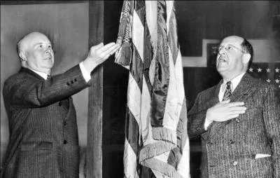 Non, ce n'est pas une photo tirée d'un film de politique-fiction ! Non, les USA ne furent pas envahis par les nazis ! Mais, ce salut fut bien réel aux USA jusqu'en 1942, il accompagnait le « Serment d'allégeance au drapeau des Etats-Unis ». Quel est son nom ?