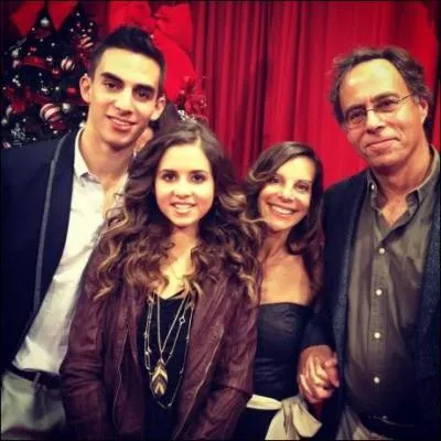 La semaine qui suit, c'est Thanksgiving, elle doit chanter une chanson pour une personne et elle choisit de la dédier à :