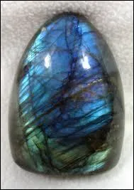 Une pierre peu connue, pourtant Madagascar en regorge. Je suis utilisée parfois pour orner des bijoux mais surtout pour d'autres objets de décoration. Je suis aussi dite "pierre industrielle" pour les connaisseurs et je suis sur la photo :