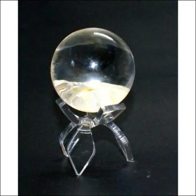 En grand nombre à Madagascar, je suis synonyme de pureté, de simplicité, de transparence et parfois aussi, de voyance. (Cadeau, c'est très facile)