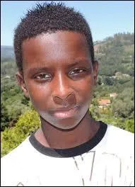 Âgé de 14 ans en 2014, il a joué dans le film"L'Élève Ducobu" et il se nomme ...