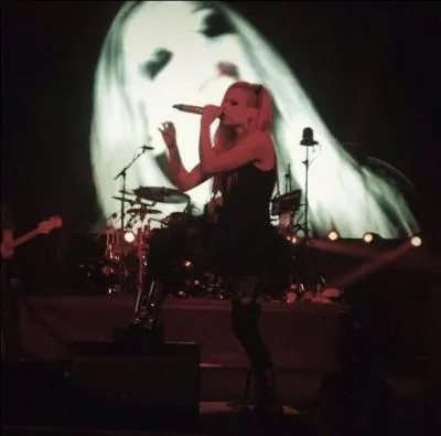 Avec qui chante-t-elle "Bad Girl" ?