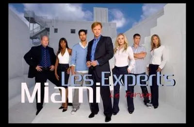 Comment s'appelle l'acteur (dans la série) qui porte toujours des lunettes ?