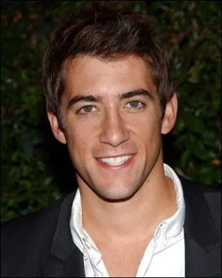 Comment s'appelle cet acteur dans la série ?