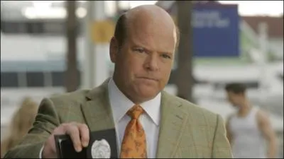 Comment s' appelle cet acteur dans la série ?