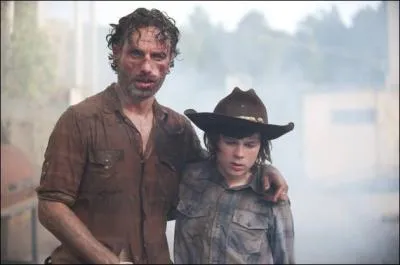Que regardent Rick et Carl ?