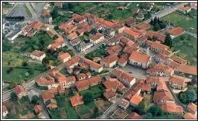 Voici la commune limousine de Vayres vue du ciel. Elle se trouve dans le département ...